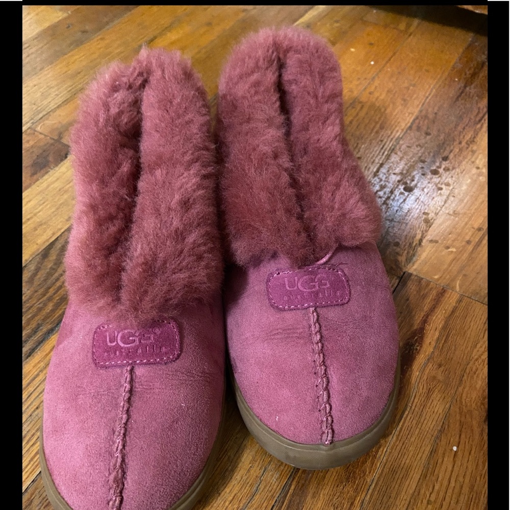 Barely worn, size 7, women’s pink uggs.